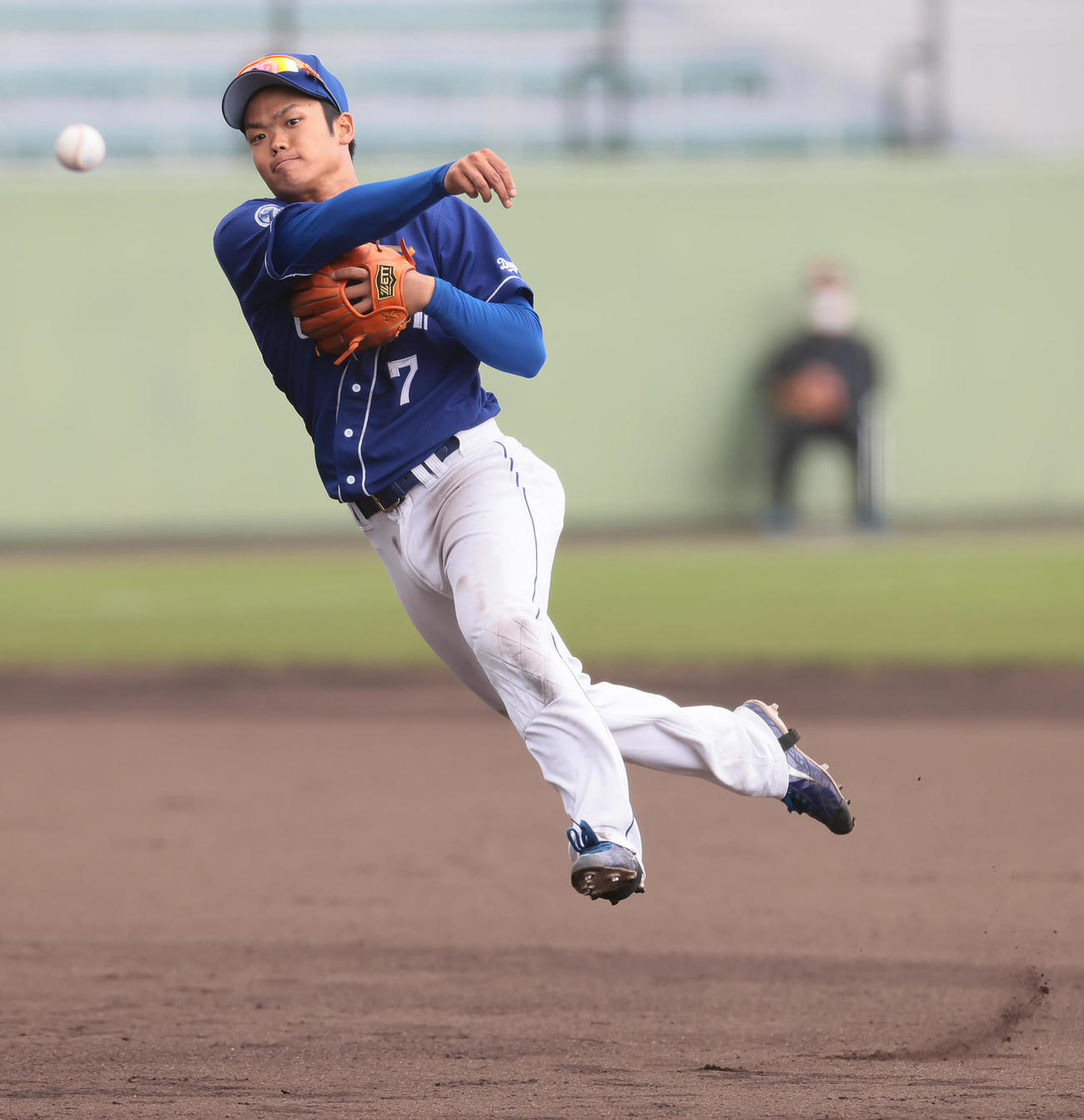 練習試合　巨人対中日　7回裏巨人1死、吉川の打球を軽快な守備で遊ゴロとする根尾（撮影・足立雅史）