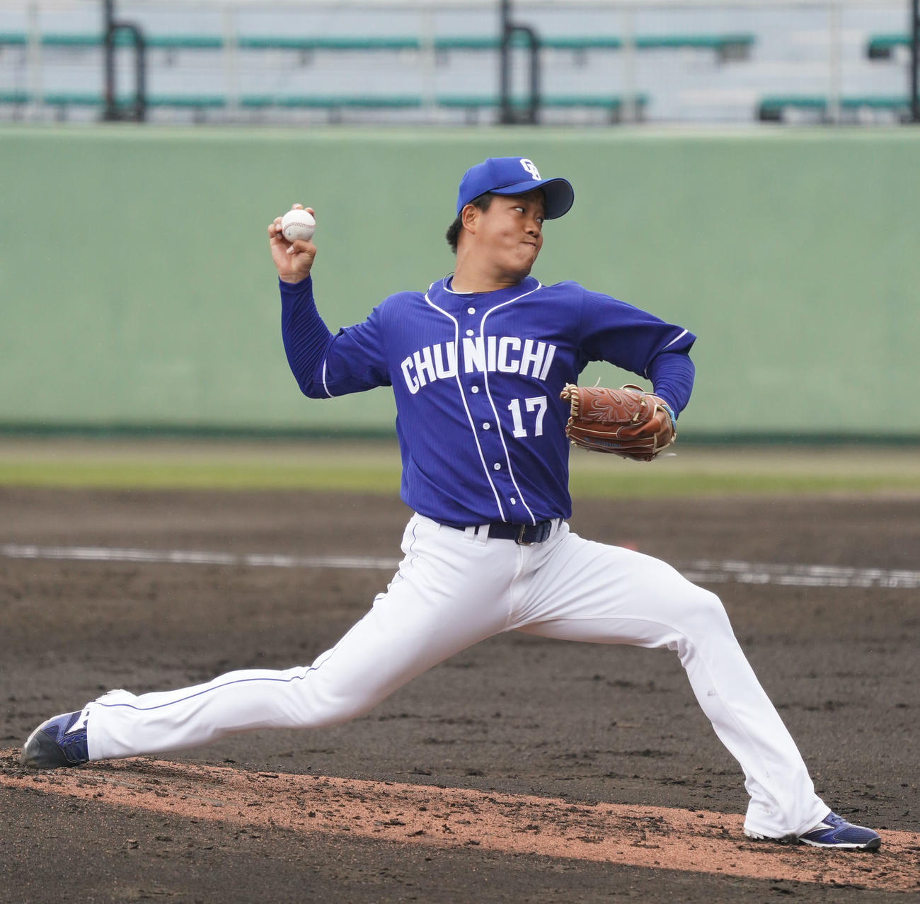 練習試合・巨人対中日　3回裏、力投する中日先発の柳裕也（撮影・森本幸一）