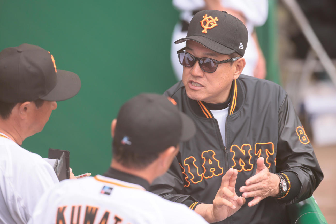 練習試合　巨人対中日　ベンチの巨人原監督（右）は宮本コーチ（左）、桑田投手チーフコーチ補佐と会話を交わす（撮影・足立雅史）