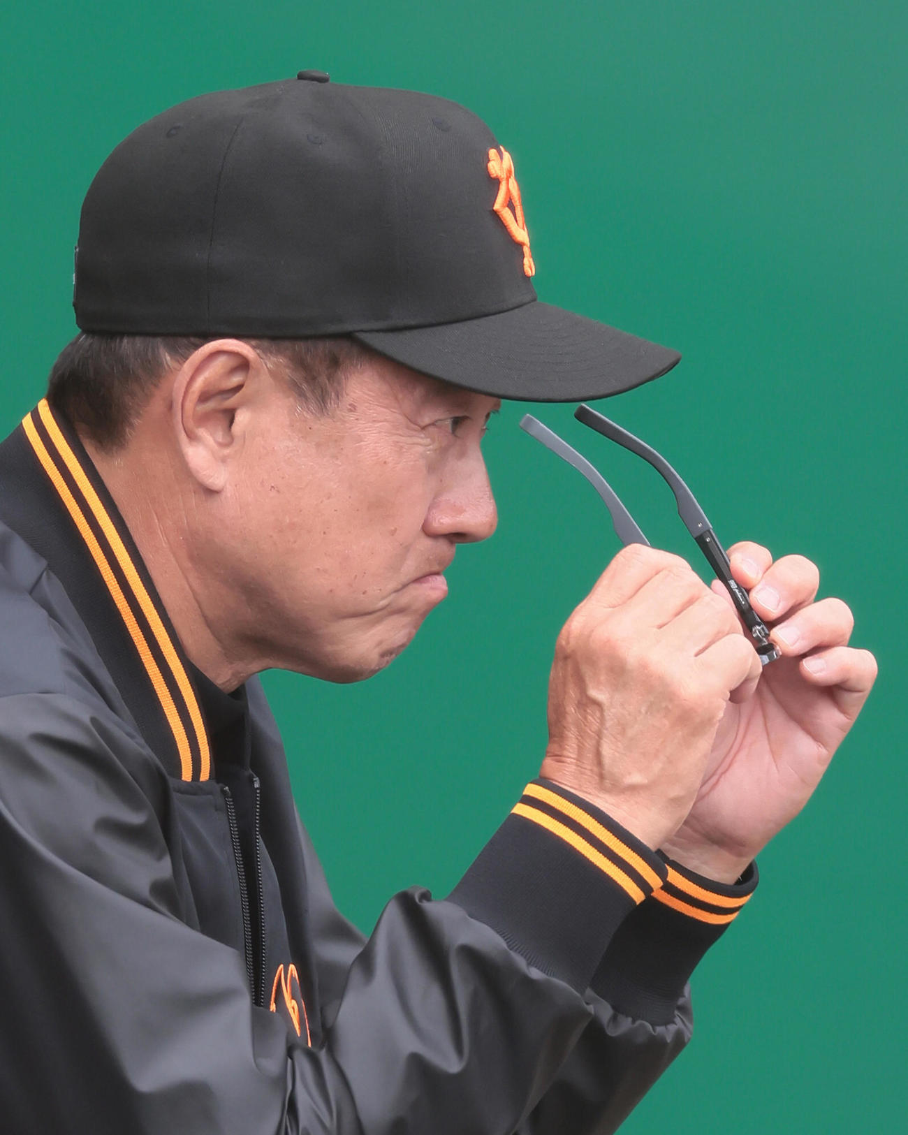 巨人対中日　サングラスをかけ直す巨人原監督（撮影・足立雅史）