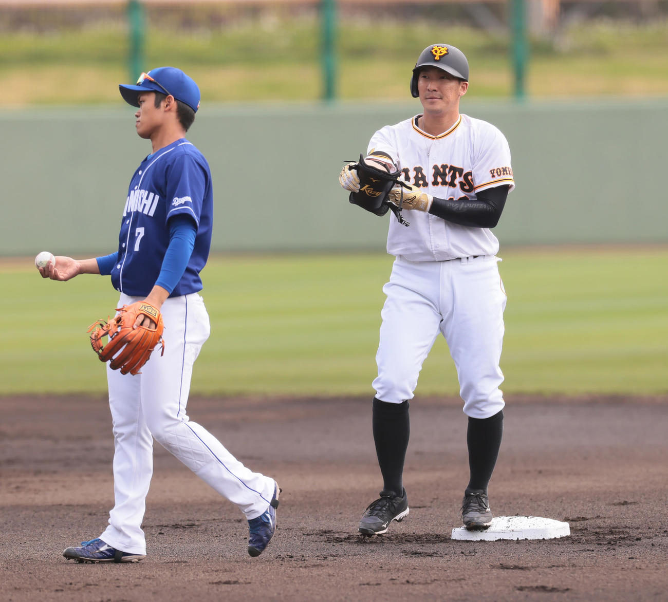 巨人対中日　1回裏巨人無死、右越え二塁打を放った梶谷（右）。中日遊撃手根尾（撮影・足立雅史）