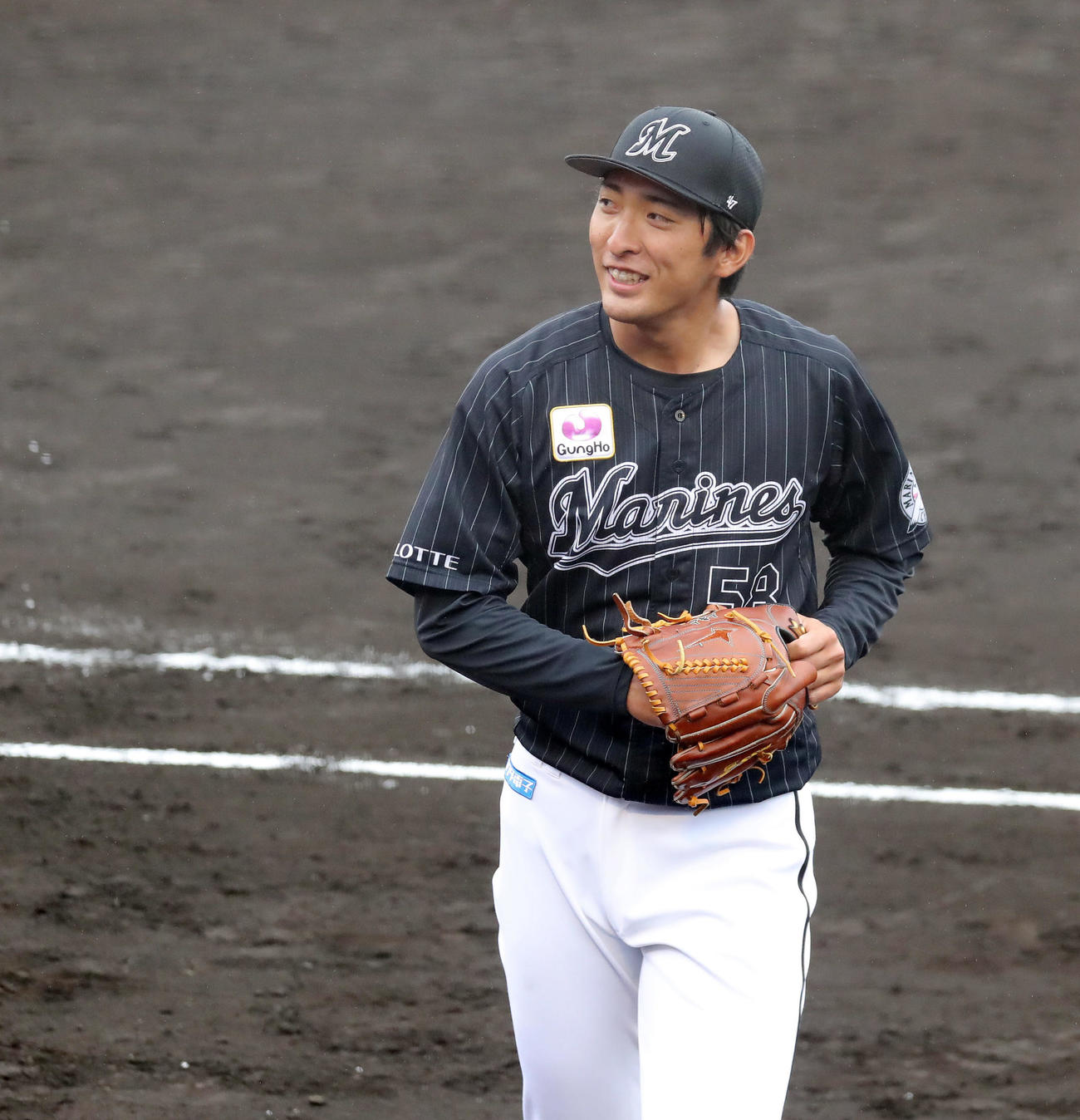 ソフトバンク対ロッテ　8回裏ソフトバンクの攻撃を無失点に抑え笑顔のロッテ河村（撮影・垰建太）