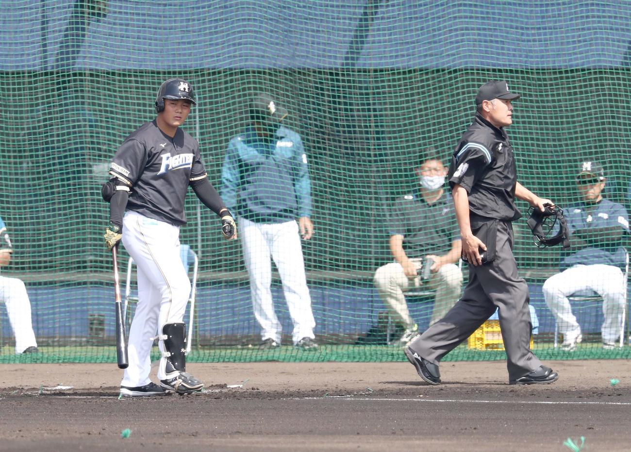 日本ハム紅白戦　1回表2死二塁、見逃し三振に終わる清宮。右端は栗山監督（撮影・黒川智章）