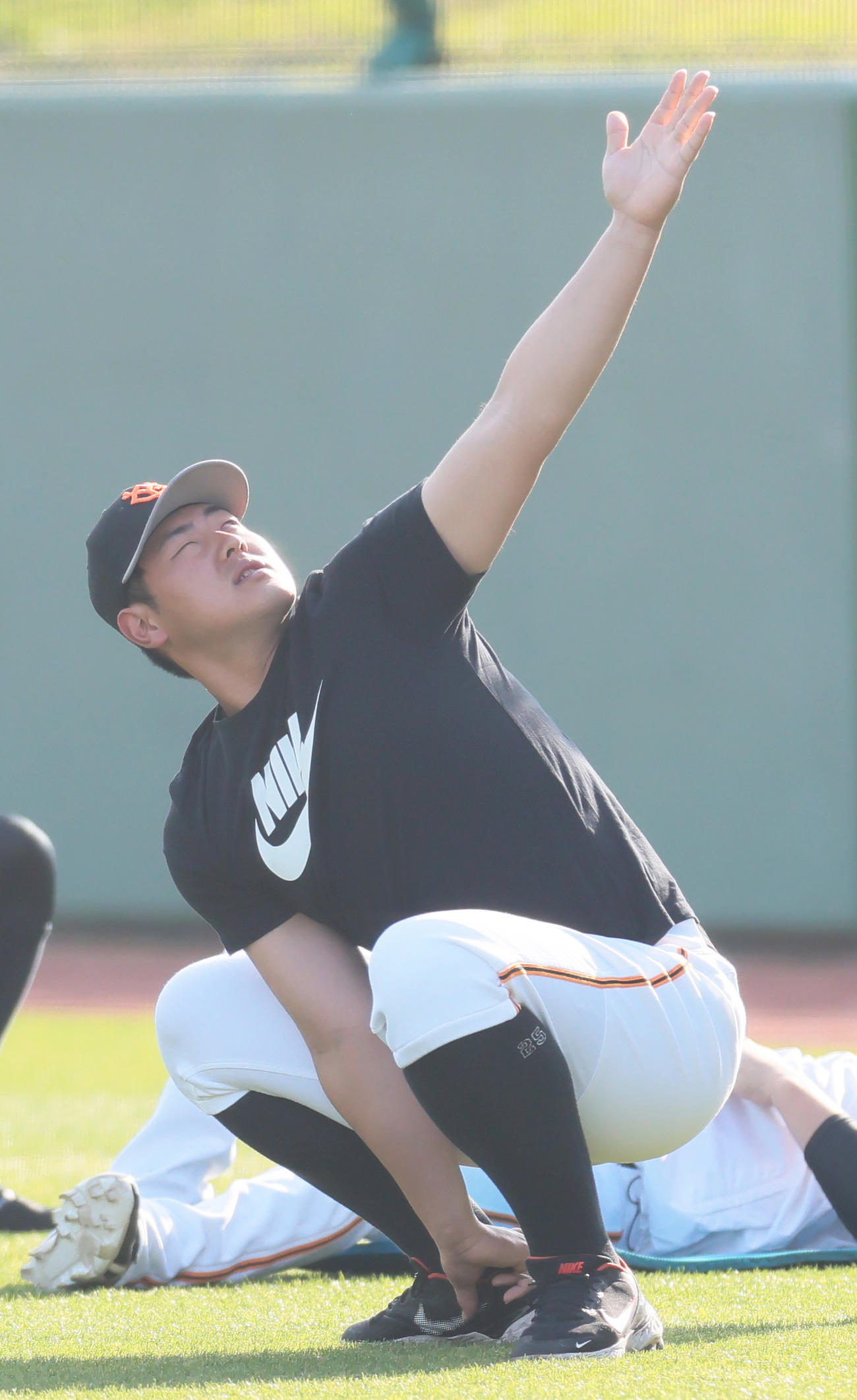 全体練習前、体を動かす巨人岡本和（撮影・足立雅史）