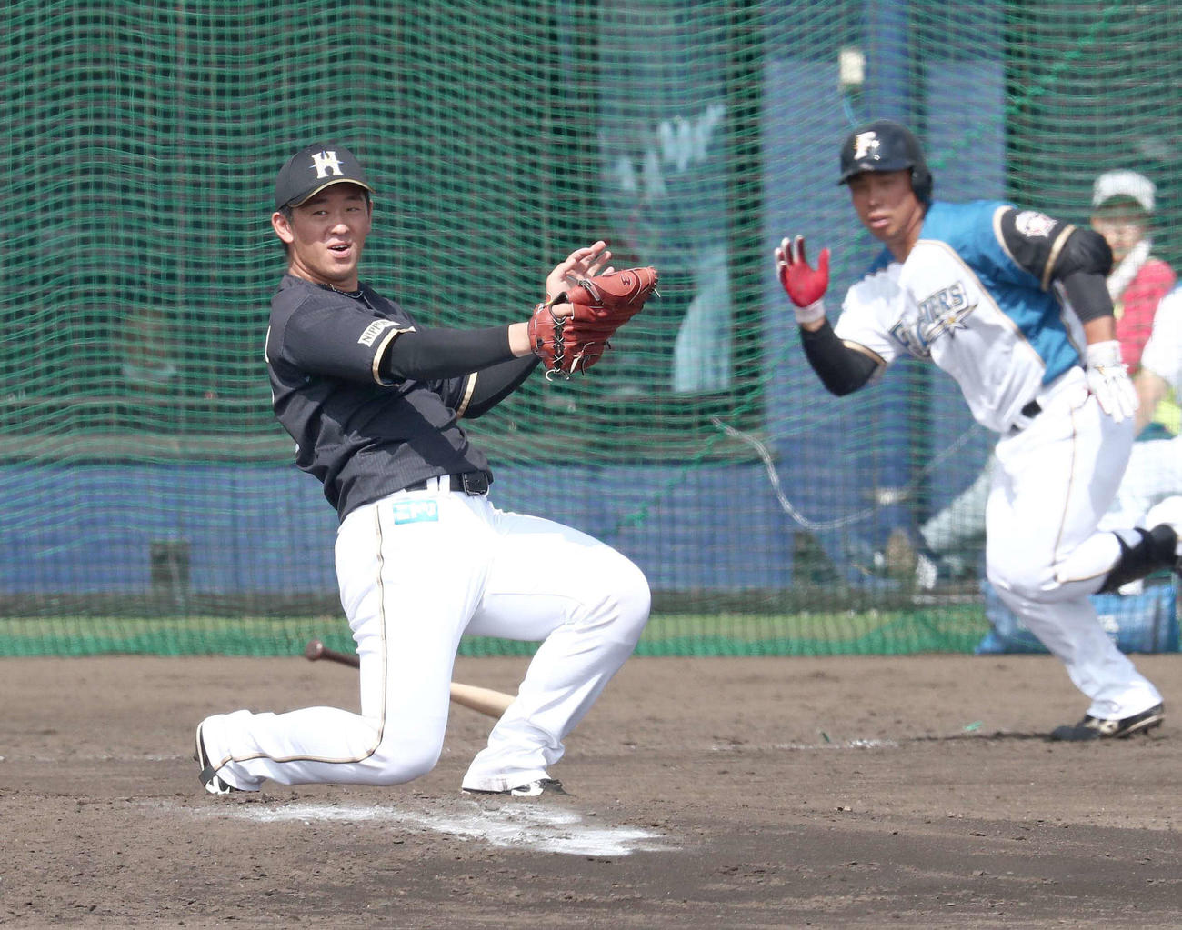 日本ハム紅白戦　5回裏無死、北浦は樋口の打球に反応するも届かず（撮影・黒川智章）