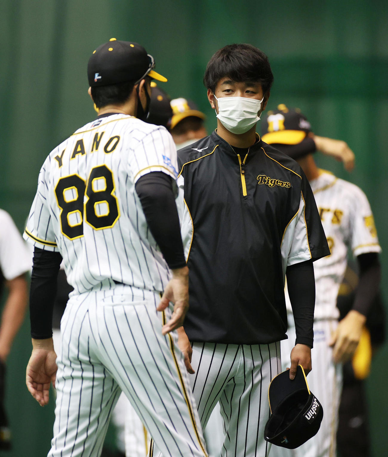 矢野燿大監督（左）と話す高橋遥人（撮影・清水貴仁）