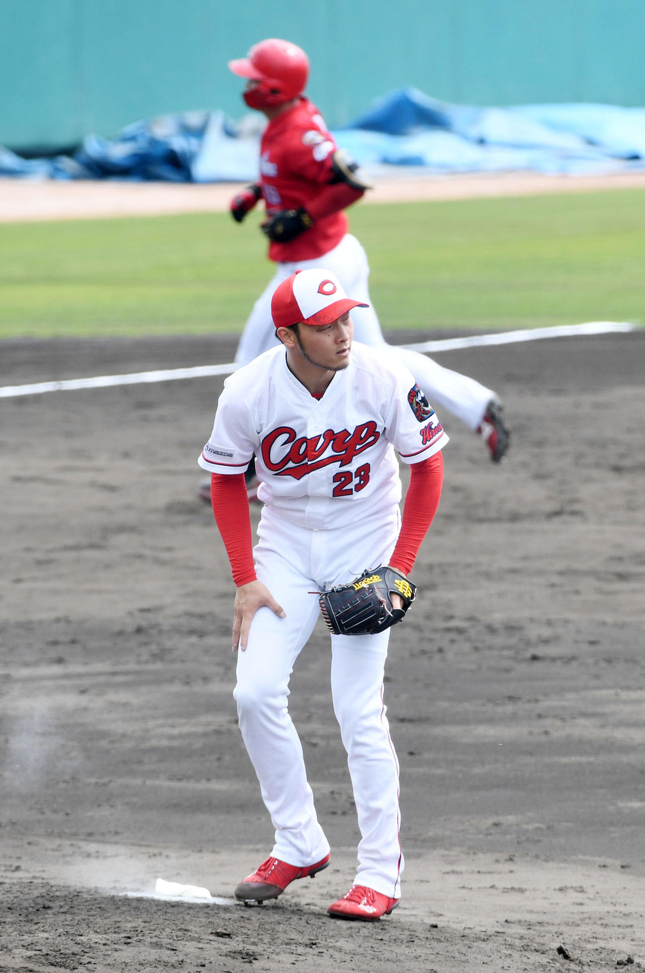 紅白戦　3回表紅組1死、正隨に右越え本塁打を打たれがっくりする薮田（撮影・前岡正明）