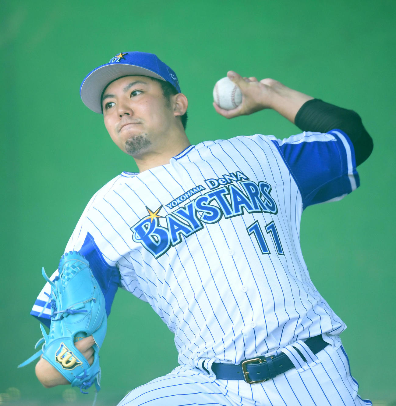 ブルペンで投球練習をするDeNA東（撮影・横山健太）