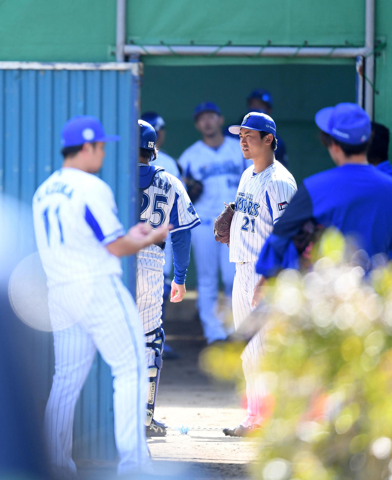 ブルペンへ向かうDeNA今永（中央）。左は東（撮影・横山健太）