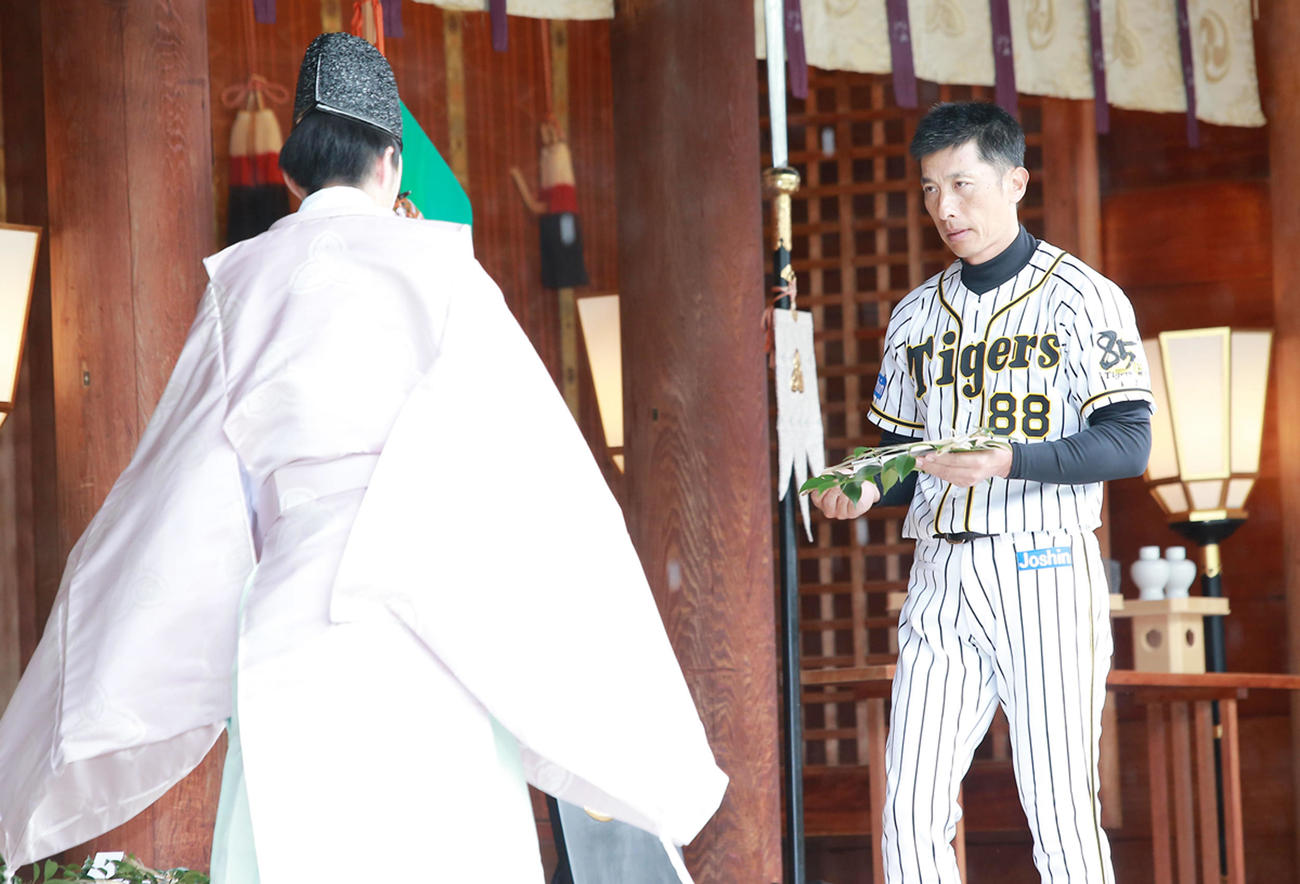 昨年、西宮神社に参拝した阪神矢野監督（2020年3月8日代表撮影）
