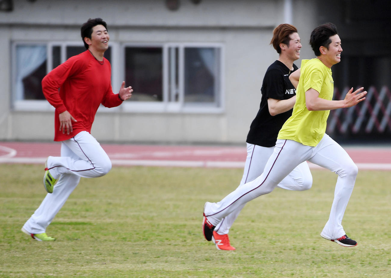 笑顔で走る、右から遠藤、森下、大瀬良（撮影・前岡正明）