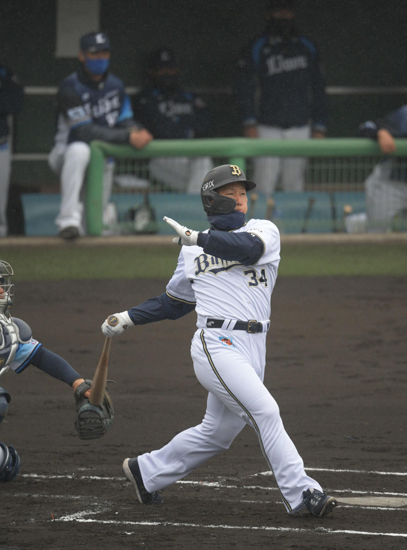 オリックス対西武　1回裏オリックス2死二塁、適時二塁打を放つ吉田正（撮影・渦原淳）
