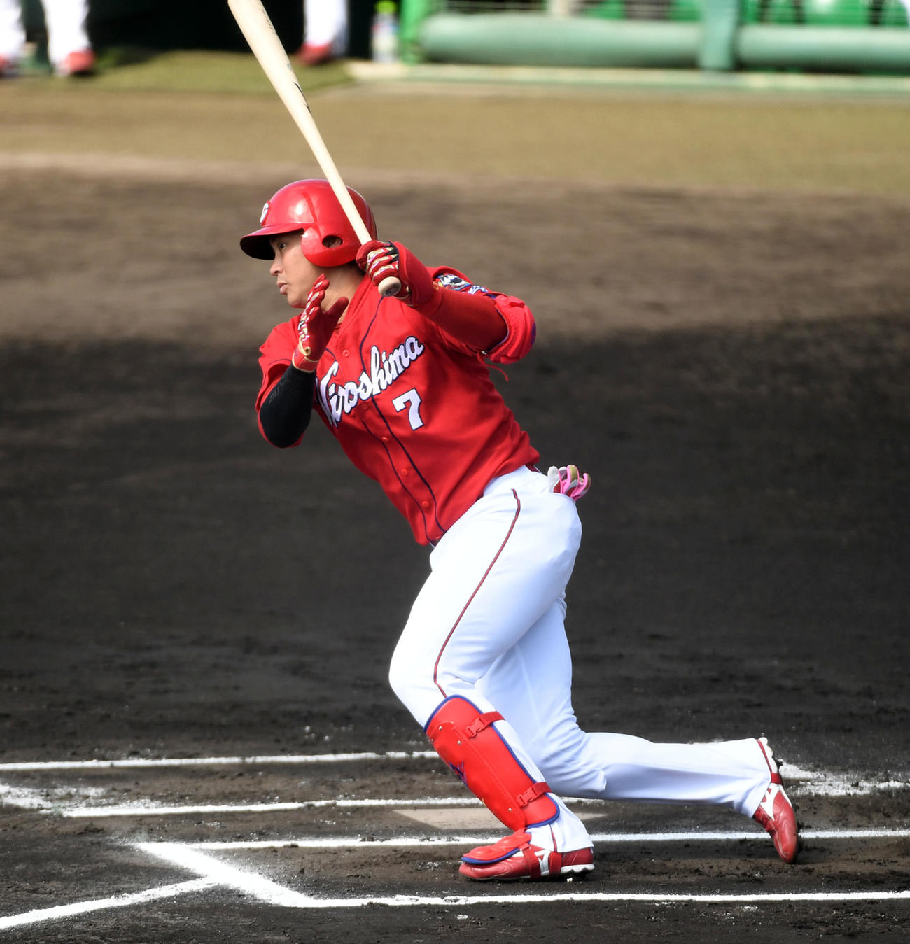 紅白戦　1回表紅組無死二、三塁、堂林は先制の左前2点適時打を放つ（撮影・前岡正明）