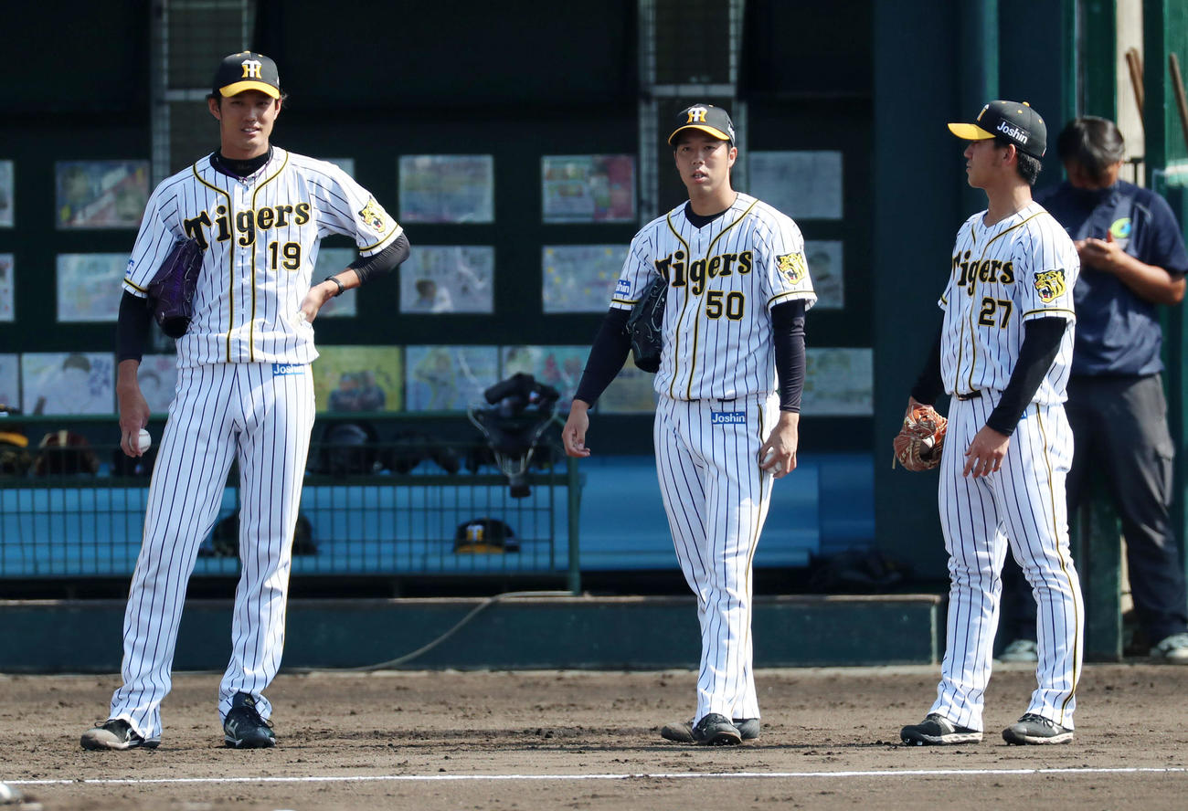 投内連係プレーの練習を行う左から、藤浪、青柳、伊藤将（撮影・加藤哉）