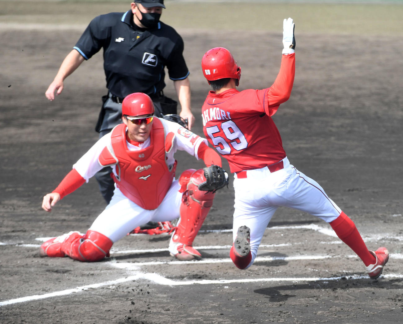 紅白戦　1回表紅組1死一、二塁、石原の左前適時打で生還する大盛。捕手中村（撮影・前岡正明）