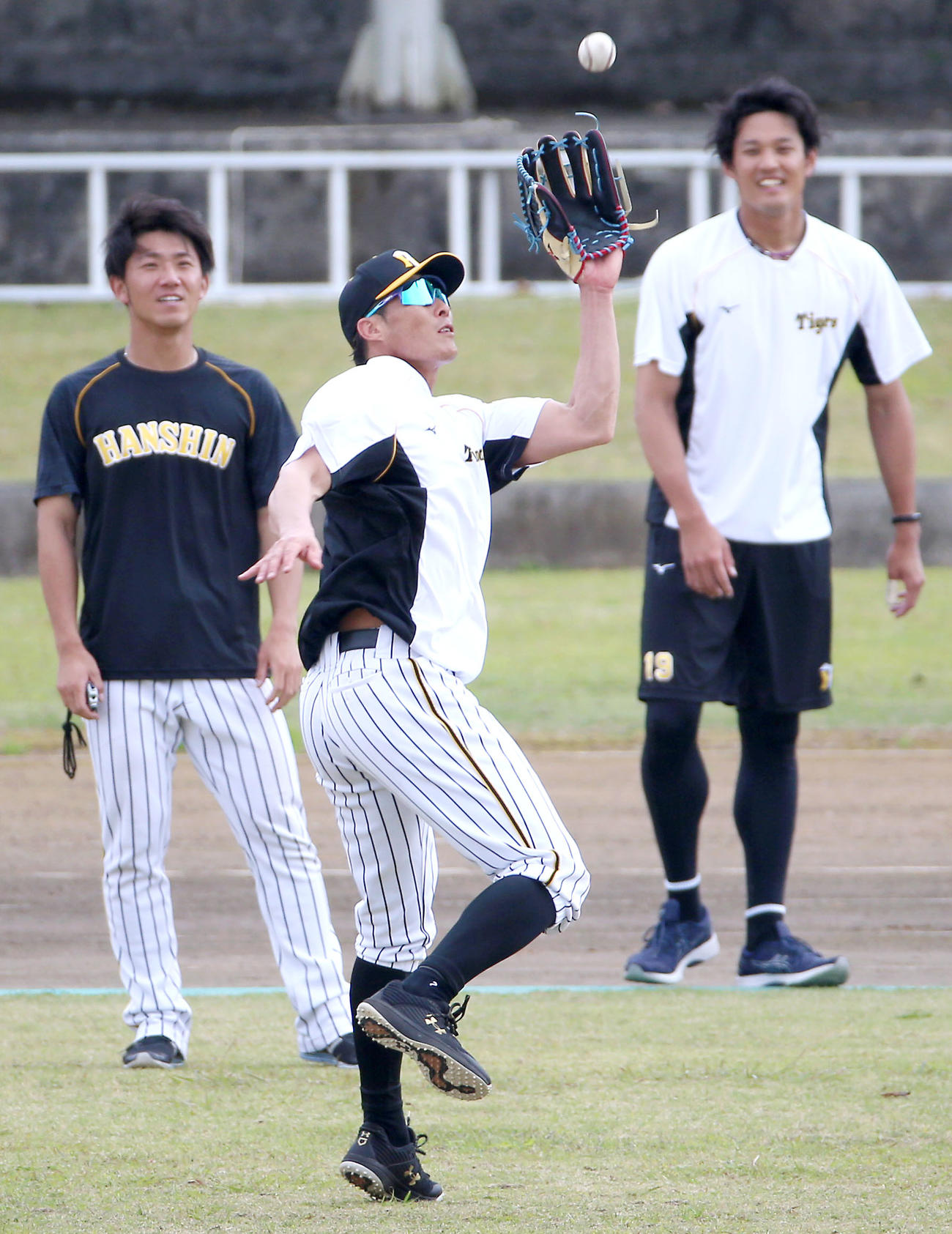 サブグラウンドでノックを受ける糸井嘉男、後方左から伊藤将司、藤浪晋太郎（撮影・上山淳一）