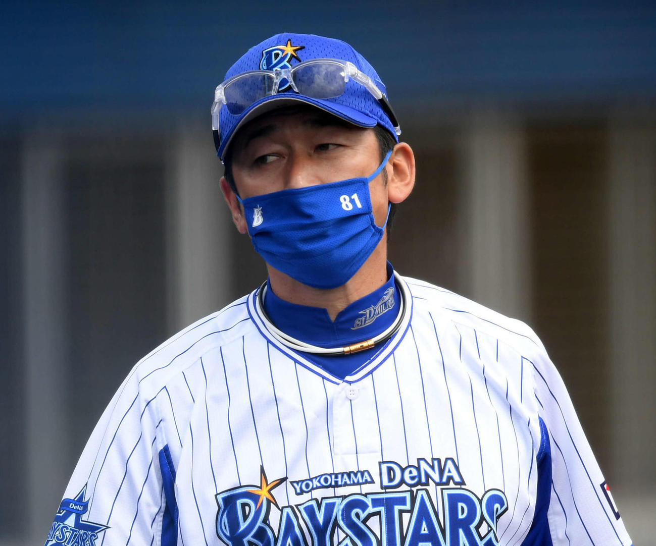DeNA対楽天　選手交代を告げるDeNA三浦監督（撮影・横山健太）