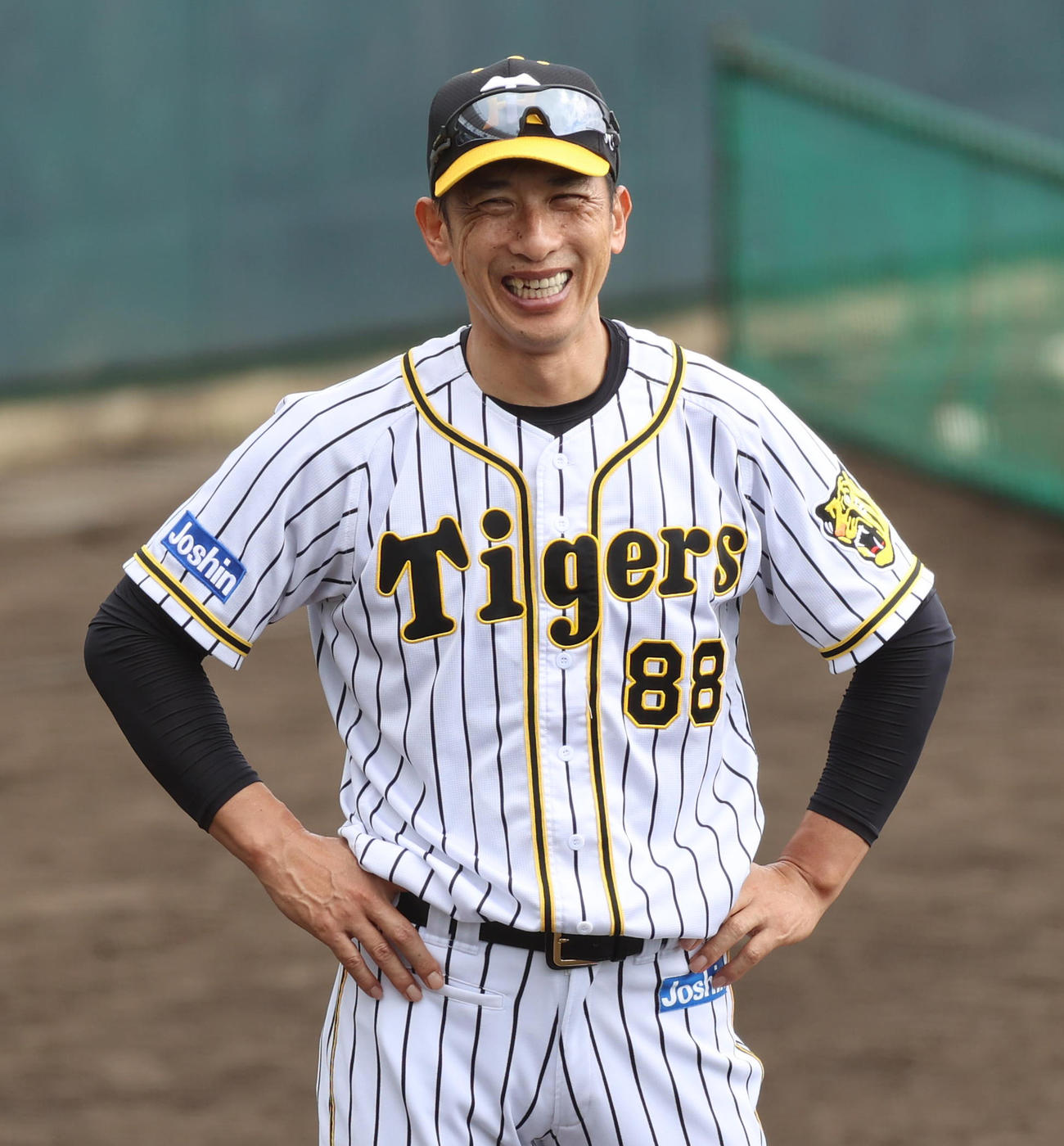 笑顔で練習をみる矢野耀大監督（撮影・清水貴仁）