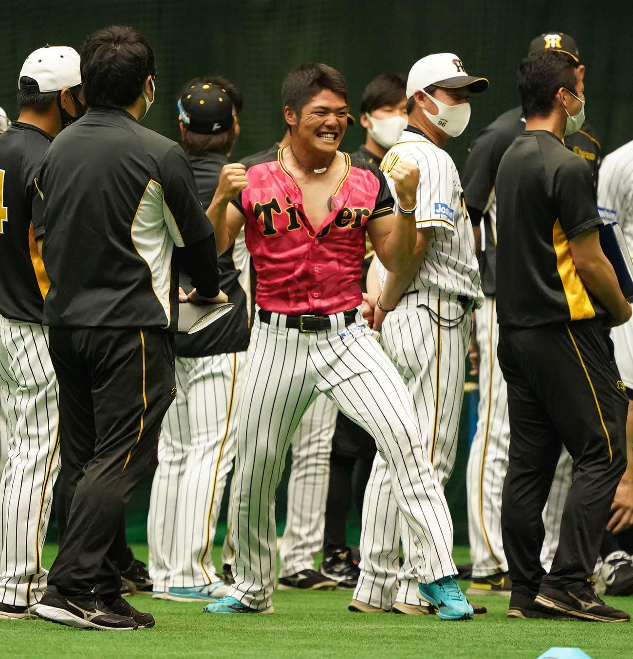 一日主将のあいさつで小野寺は北川コーチのサヨナラ本塁打の場面をまねる（撮影・清水貴仁）