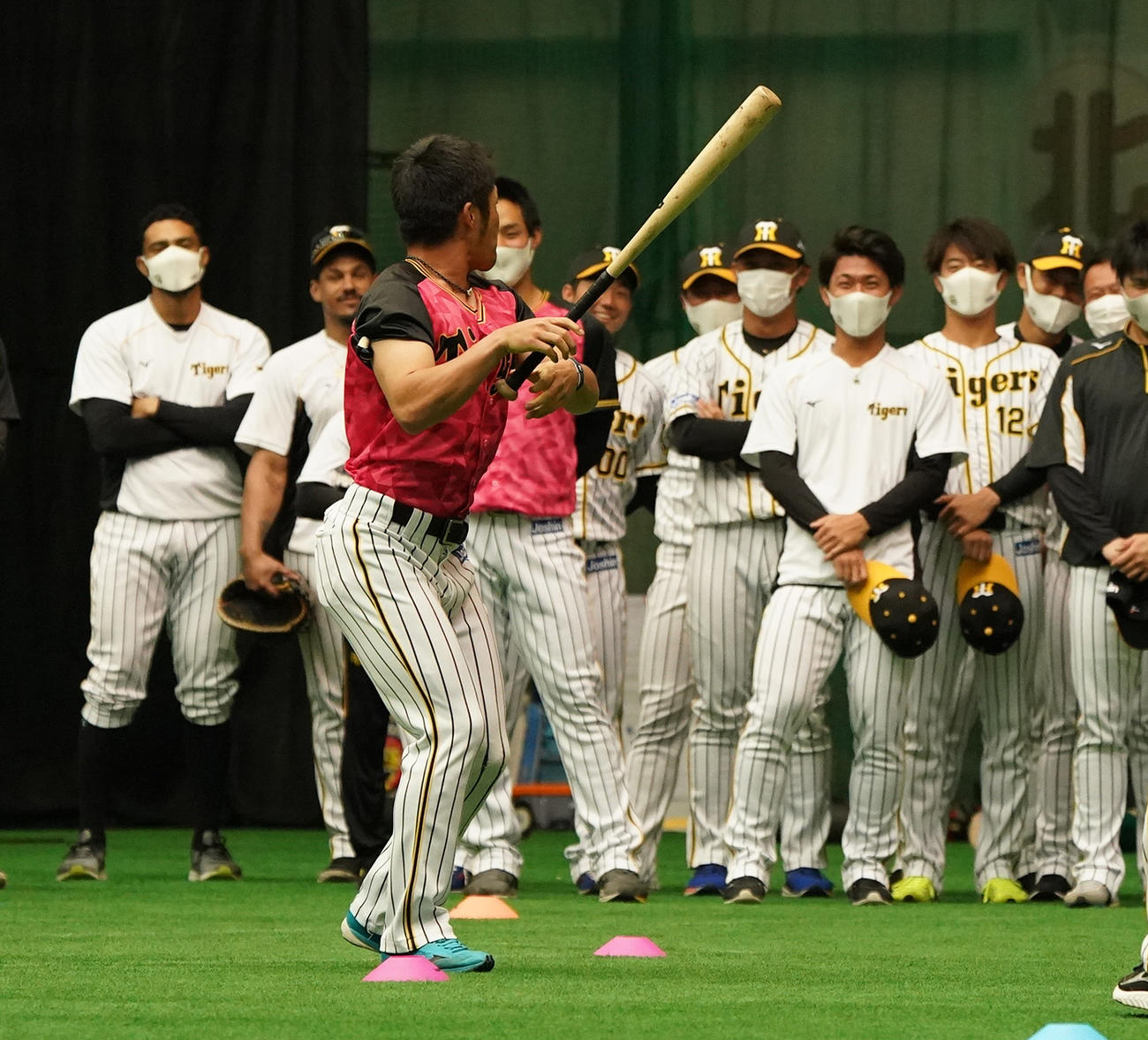 一日主将のあいさつで陽川尚将の打撃構えのまねから…（撮影・清水貴仁）