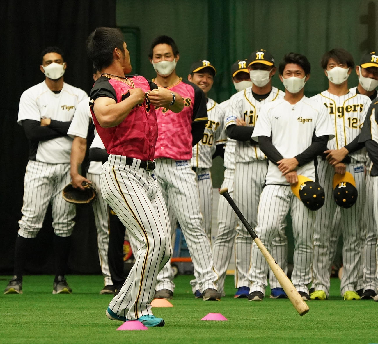 一日主将のあいさつで陽川尚将の打撃構えのまねから…ゴリラポーズ（撮影・清水貴仁）