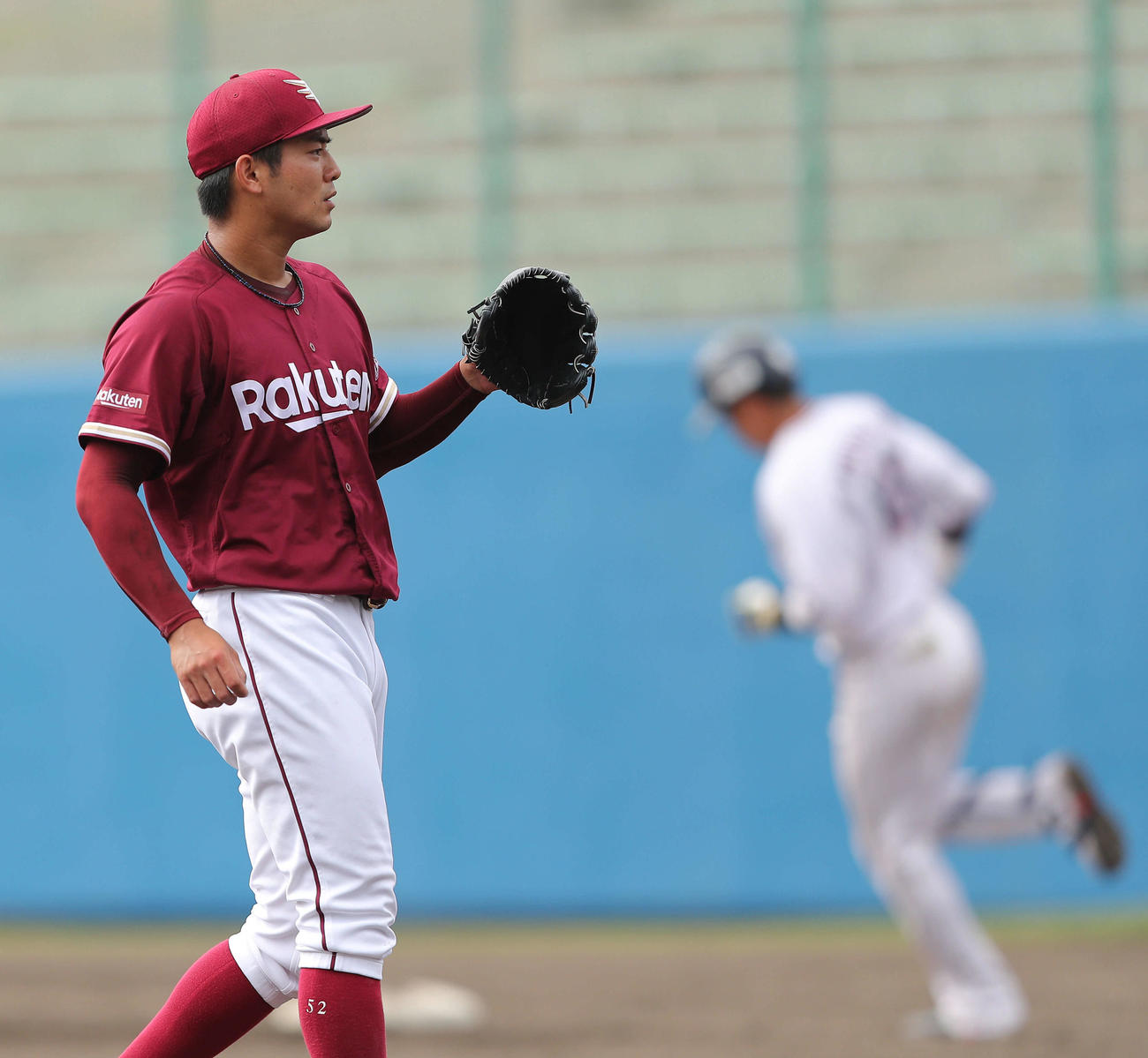 ヤクルト対楽天　6回裏ヤクルト2死、村上（右）に右越えソロ本塁打を許す津留崎（撮影・河田真司）