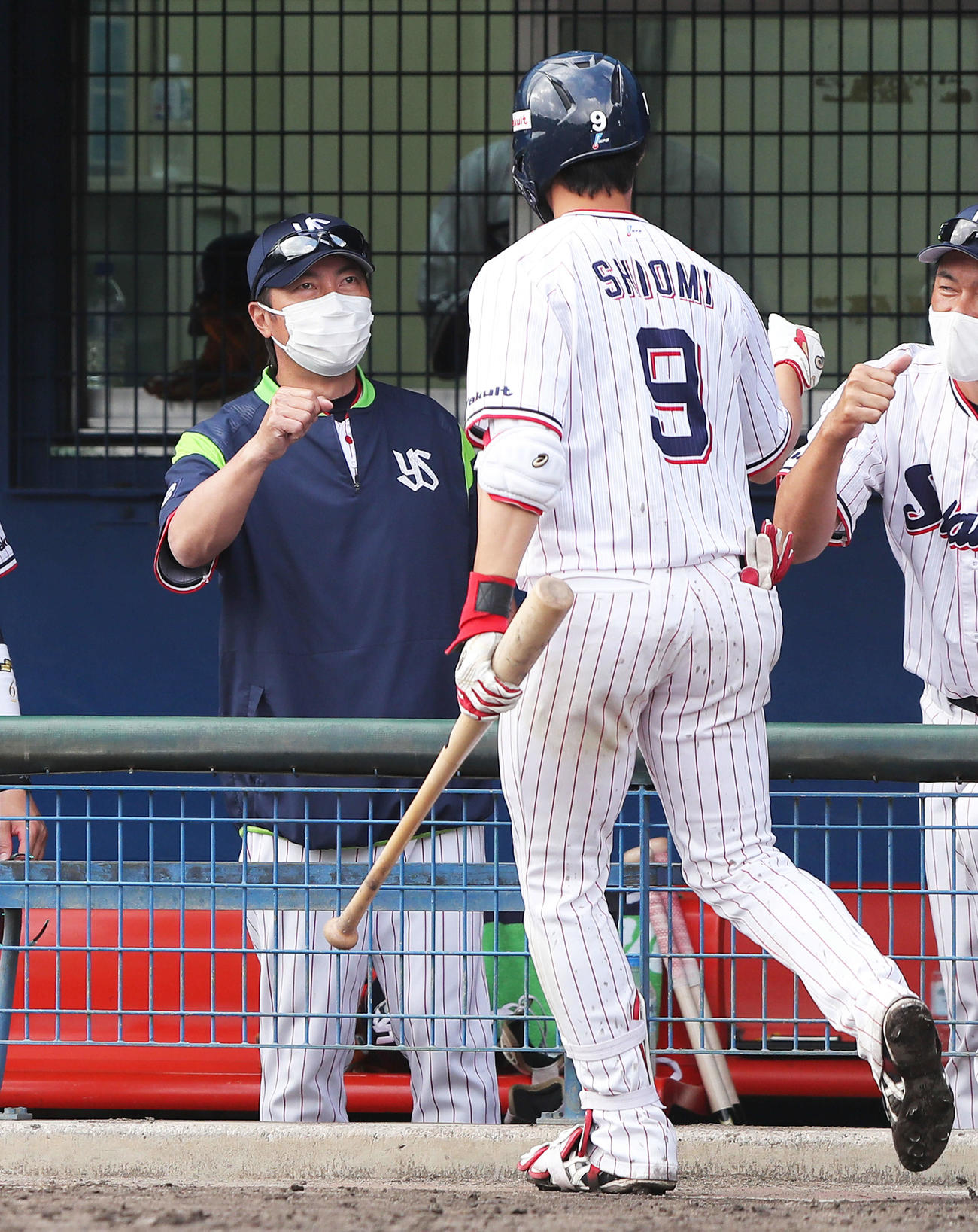 ヤクルト対楽天　8回裏ヤクルト無死、左越えソロ本塁打を放ち、生還した塩見（右）を迎える高津監督（撮影・河田真司）