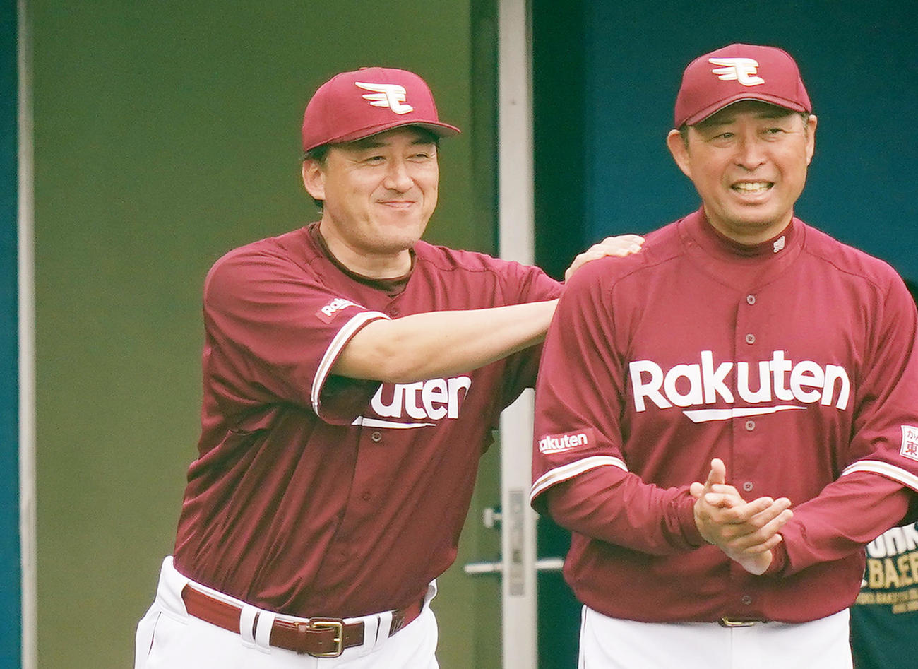 ヤクルトとの練習試合に勝利し、ナインを迎える楽天石井GМ兼監督（左）（撮影・菅敏）