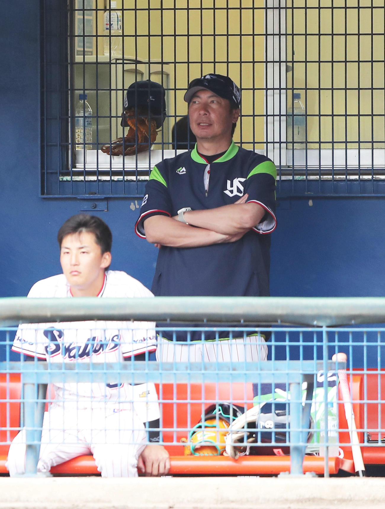 ヤクルト対楽天　楽天に敗れ浮かない表情の高津監督。手前は元山（撮影・河田真司）
