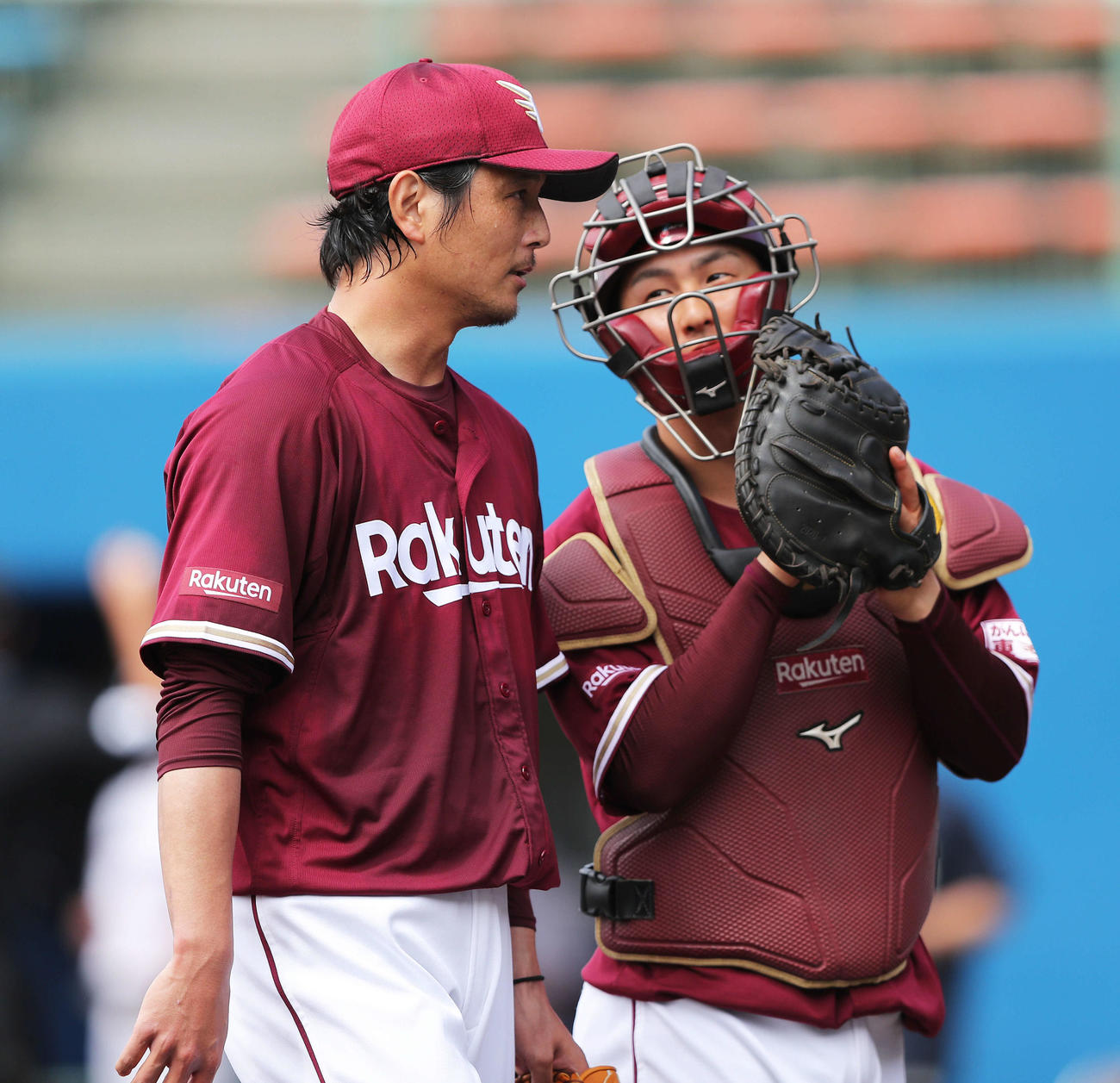 ヤクルト対楽天　1回裏ヤクルトの攻撃を抑え、太田（右）と言葉を交わす楽天先発の涌井（撮影・河田真司）