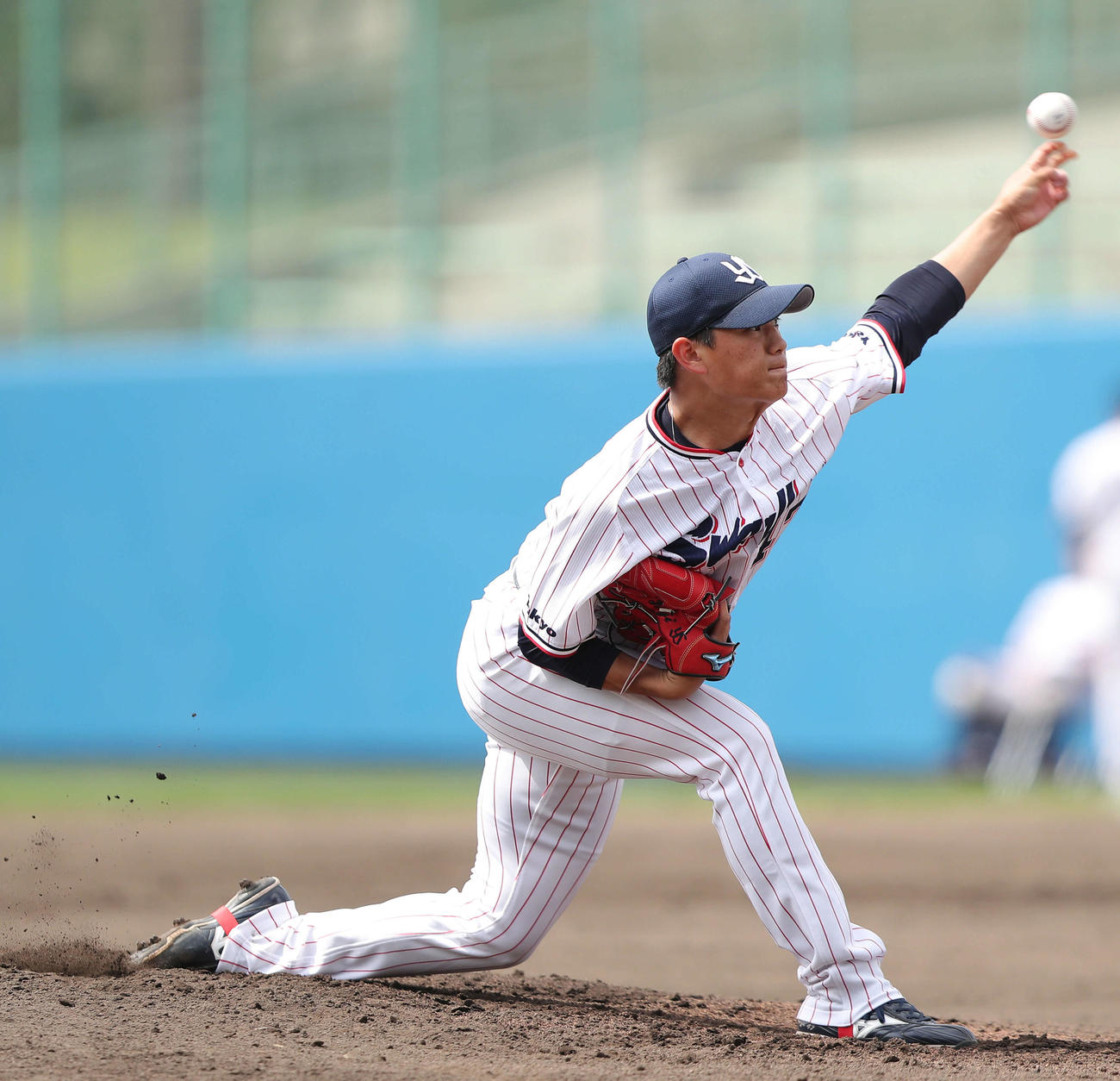 ヤクルト対楽天　3回表楽天の攻撃から登板する高橋（撮影・河田真司）