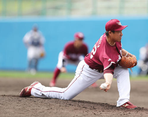 ヤクルト対楽天　5回裏ヤクルトの攻撃から登板する牧田（撮影・河田真司）