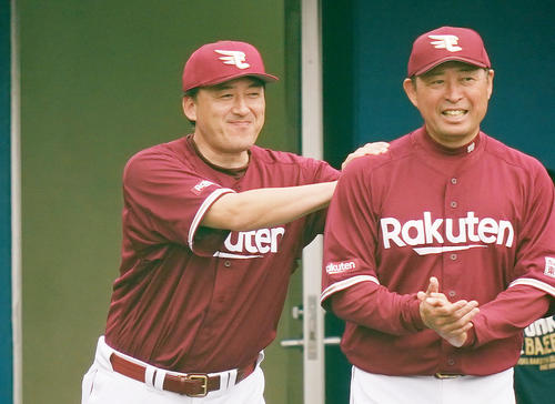 ヤクルトとの練習試合に勝利し、ナインを迎える楽天石井GМ兼監督（左）（撮影・菅敏）