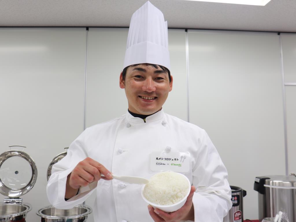 シェフ姿で笑顔を見せる巨人丸（球団提供）