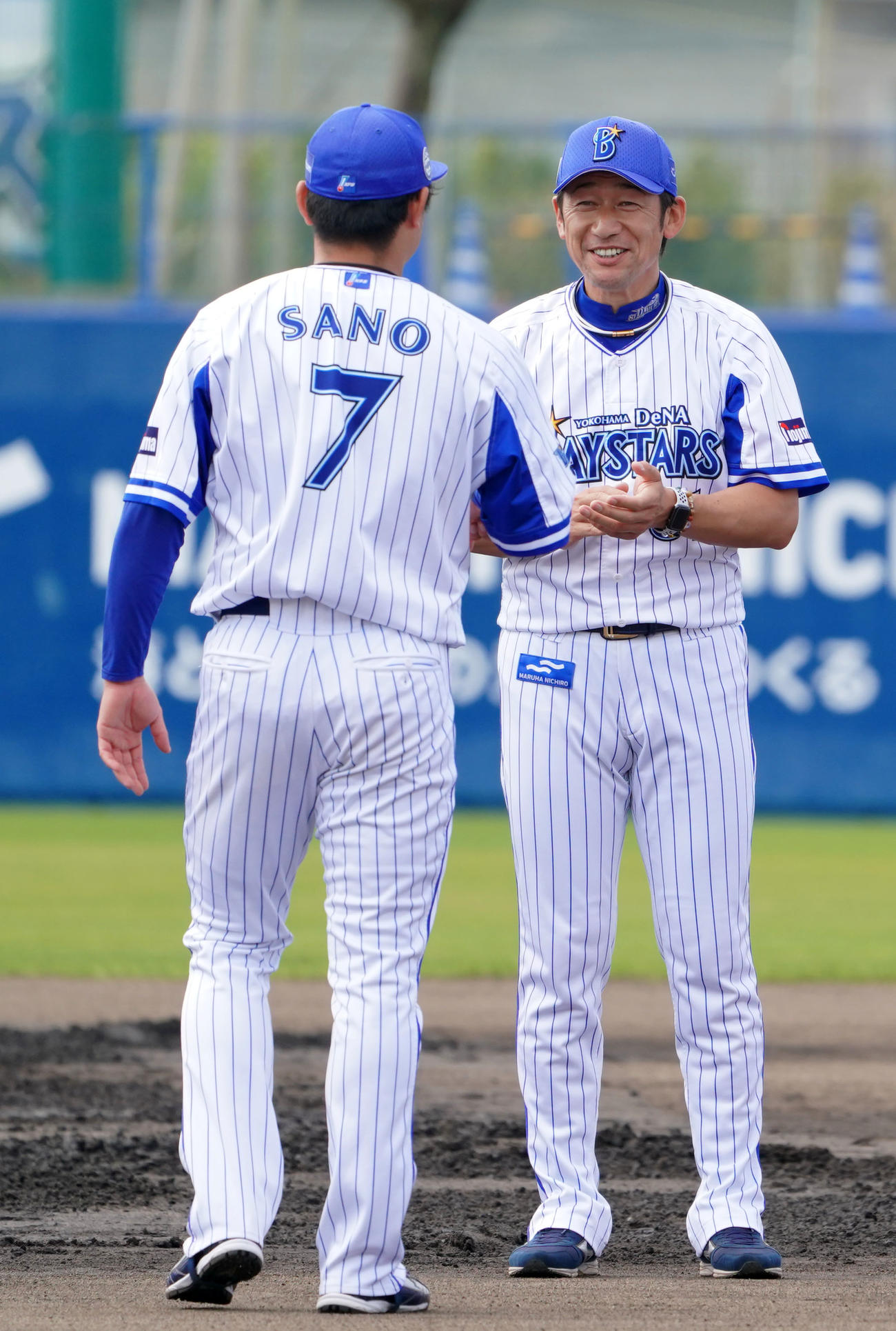 手締めを終え、談笑するDeNA三浦監督（右）と佐野（撮影・横山健太）