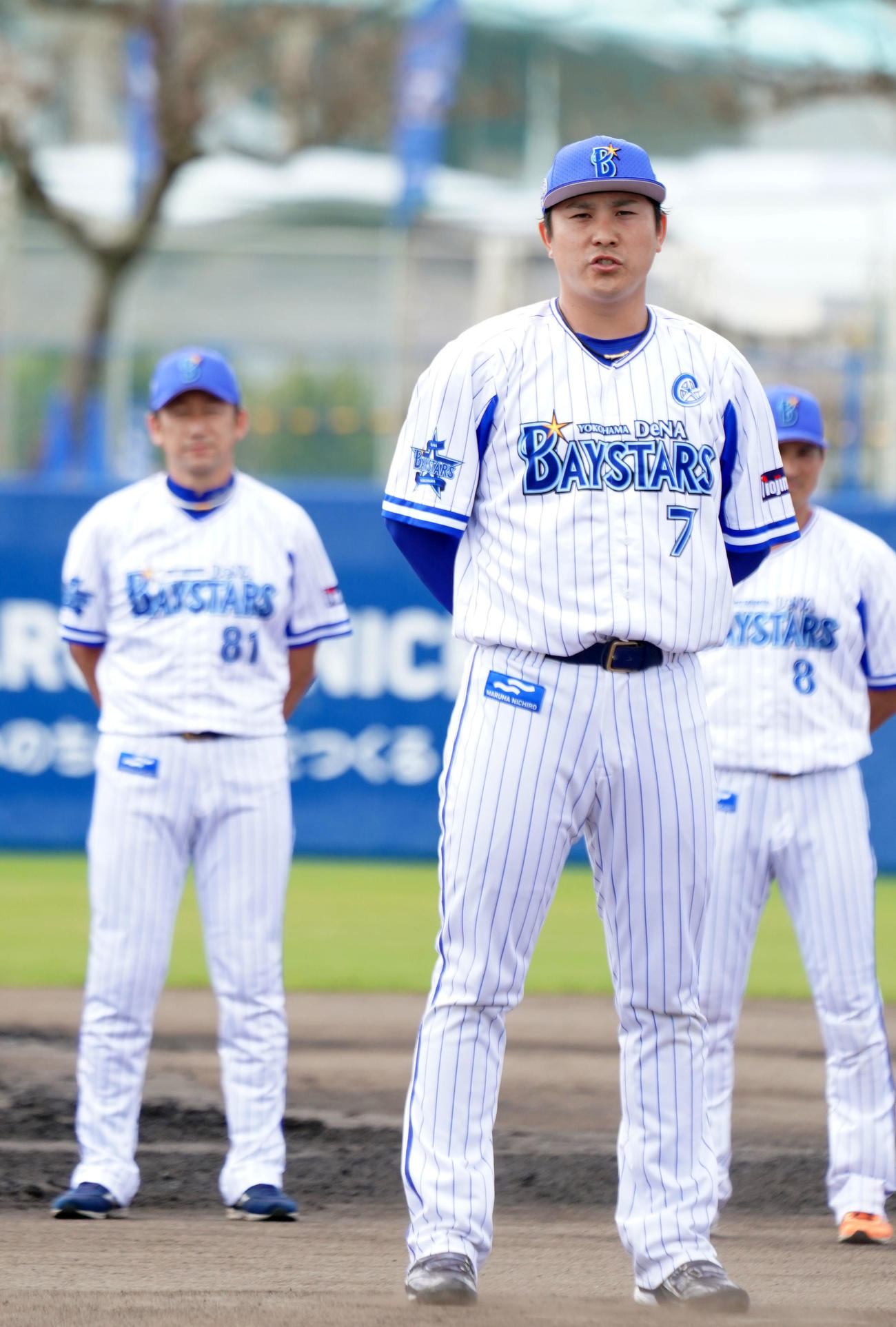 宜野湾での春季キャンプを終え、手締めで今季への意気込みを語るDeNA佐野（撮影・横山健太）