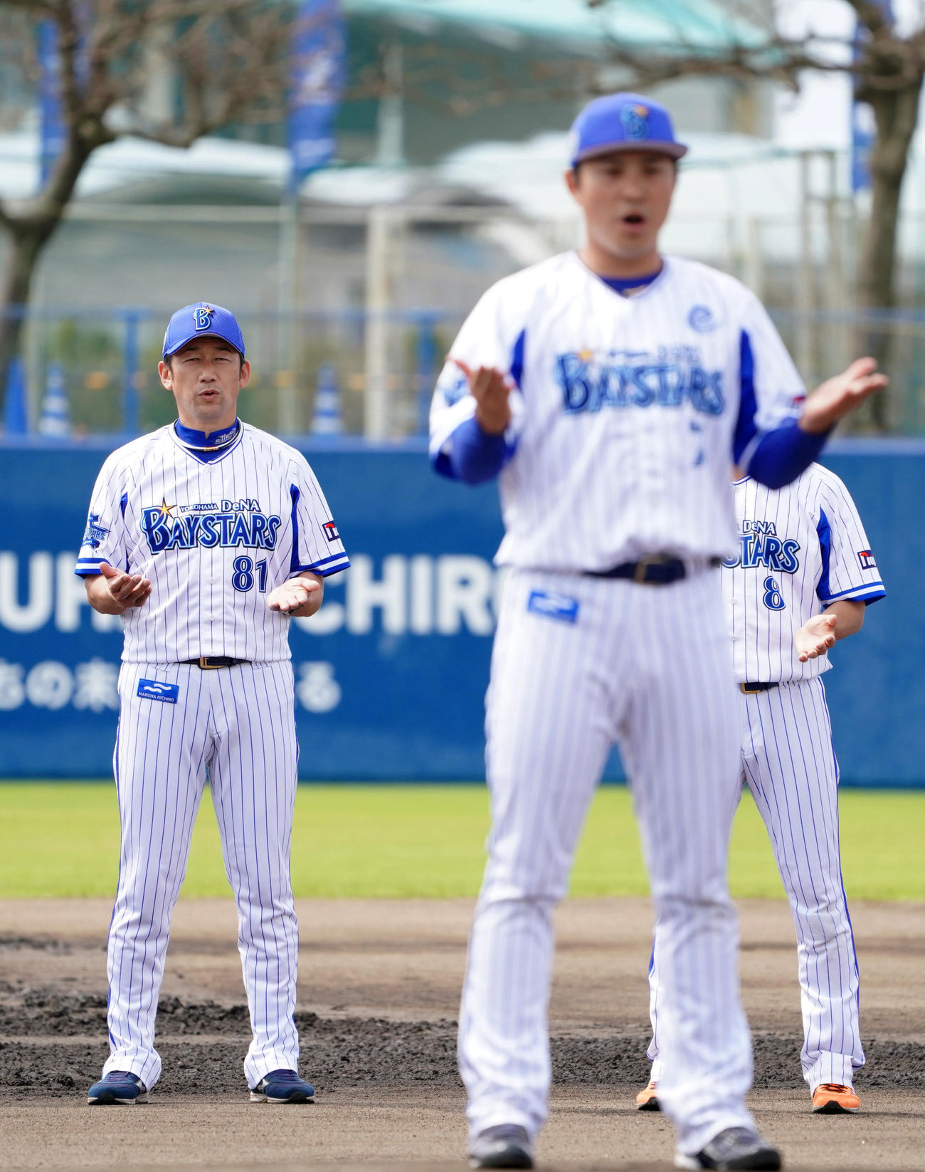 宜野湾での春季キャンプを終え、一本締めをするDeNA三浦監督。手前は佐野（撮影・横山健太）