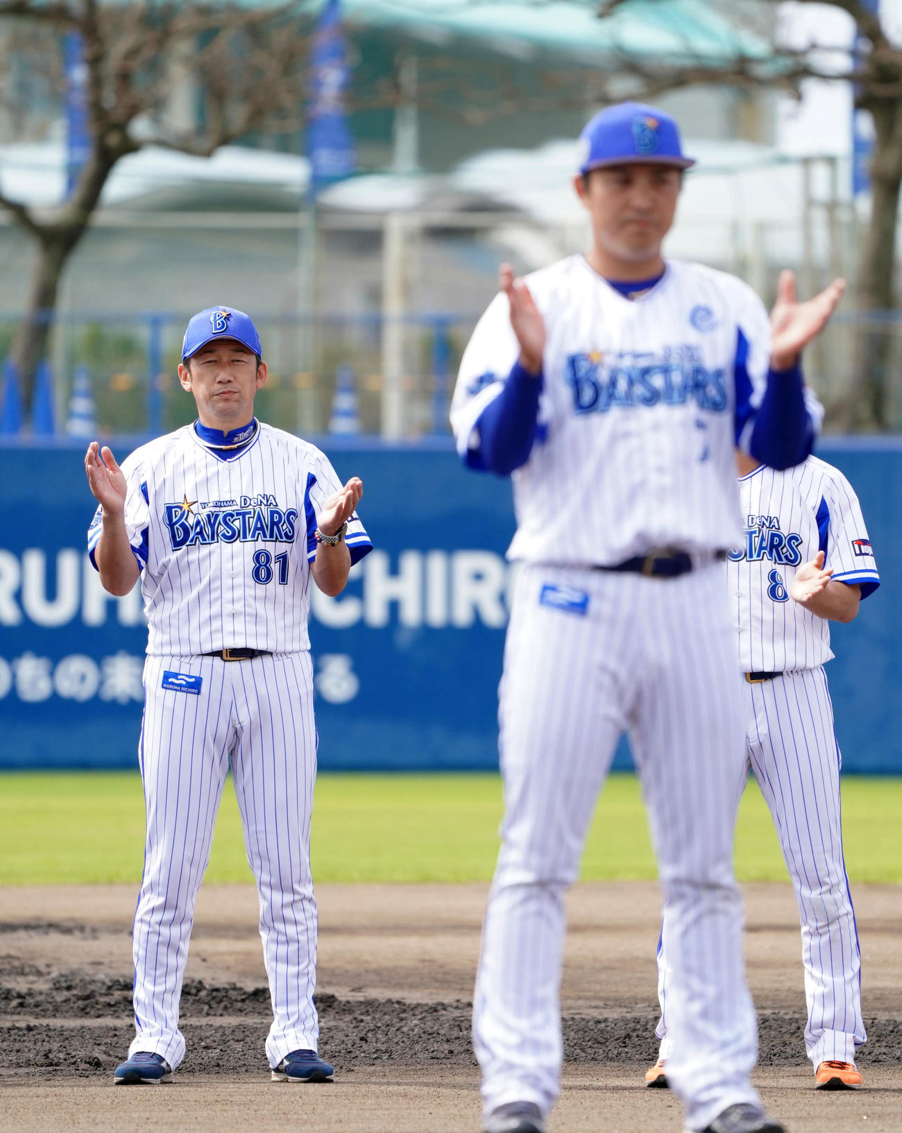 宜野湾での春季キャンプを終え、一本締めをするDeNA三浦監督。手前は佐野（撮影・横山健太）
