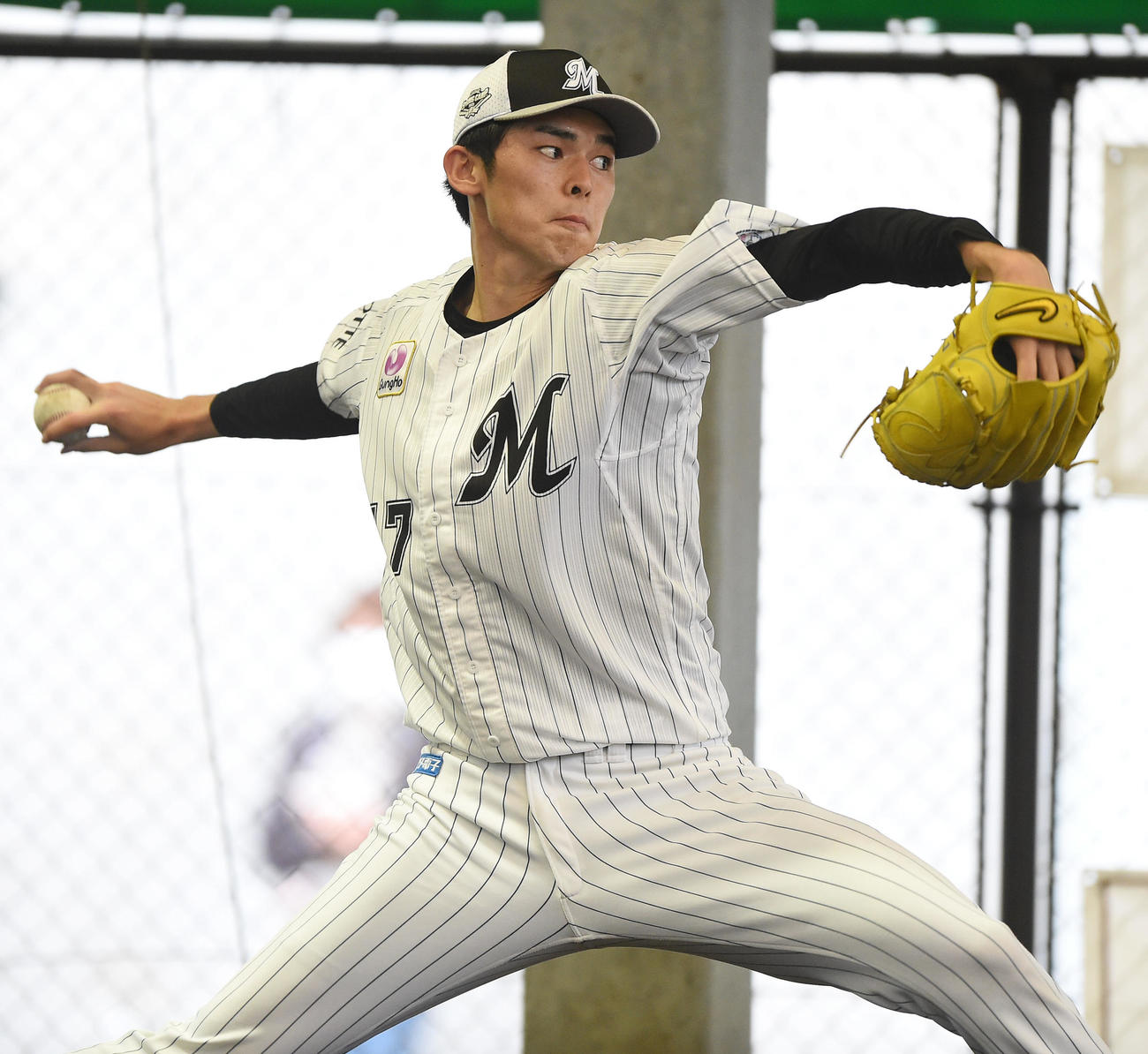ブルペンで変化球を投じるロッテ佐々木朗希（2021年2月11日撮影）