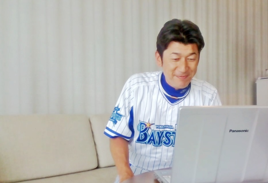 ギフトバッグ（ナップサック、マスク、ミニタオルのセット）の贈呈式にリモート参加したDeNA三浦監督（球団提供）