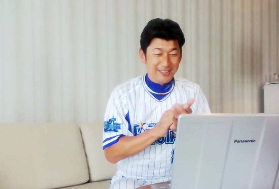 ギフトバッグ（ナップサック、マスク、ミニタオルのセット）の贈呈式にリモート参加したDeNA三浦監督（球団提供）