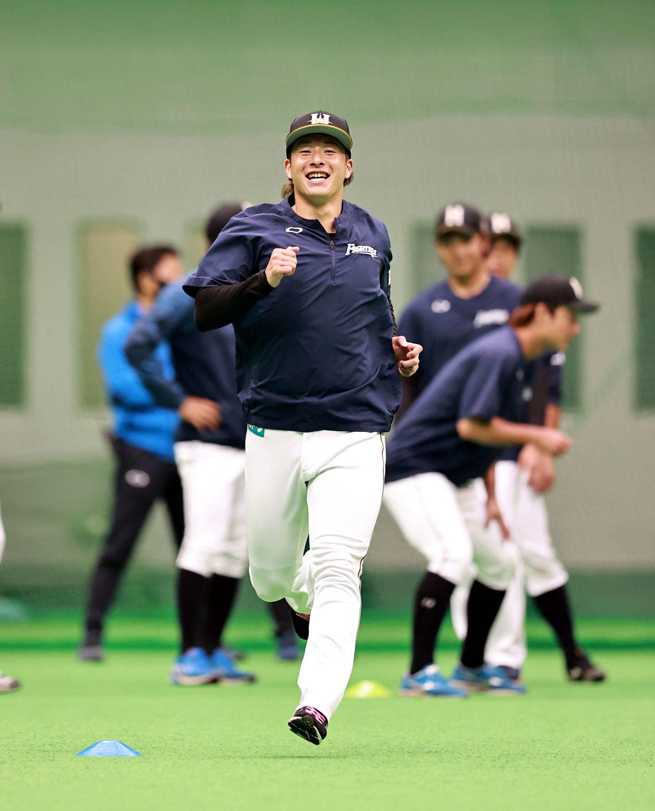 笑顔でダッシュする日本ハム吉田（代表撮影）
