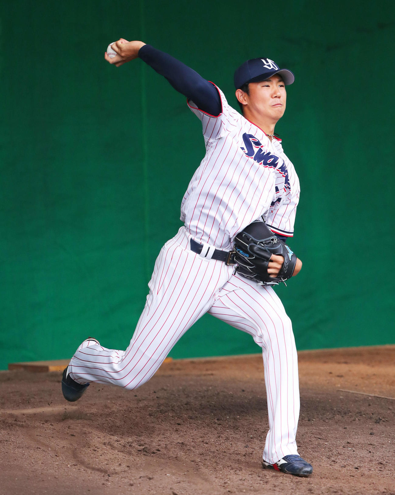 ブルペン投球するヤクルト奥川（撮影・河田真司）