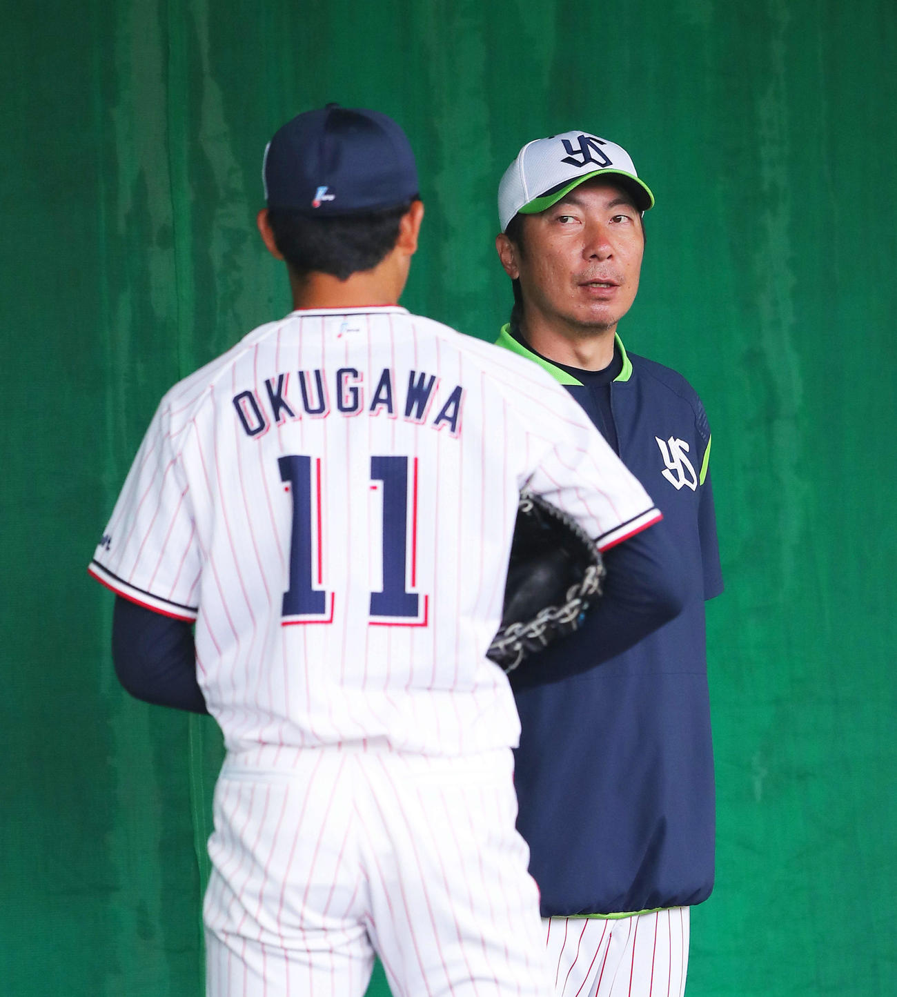 ブルペン投球を終えるヤクルト奥川（左）と話す高津監督（撮影・河田真司）