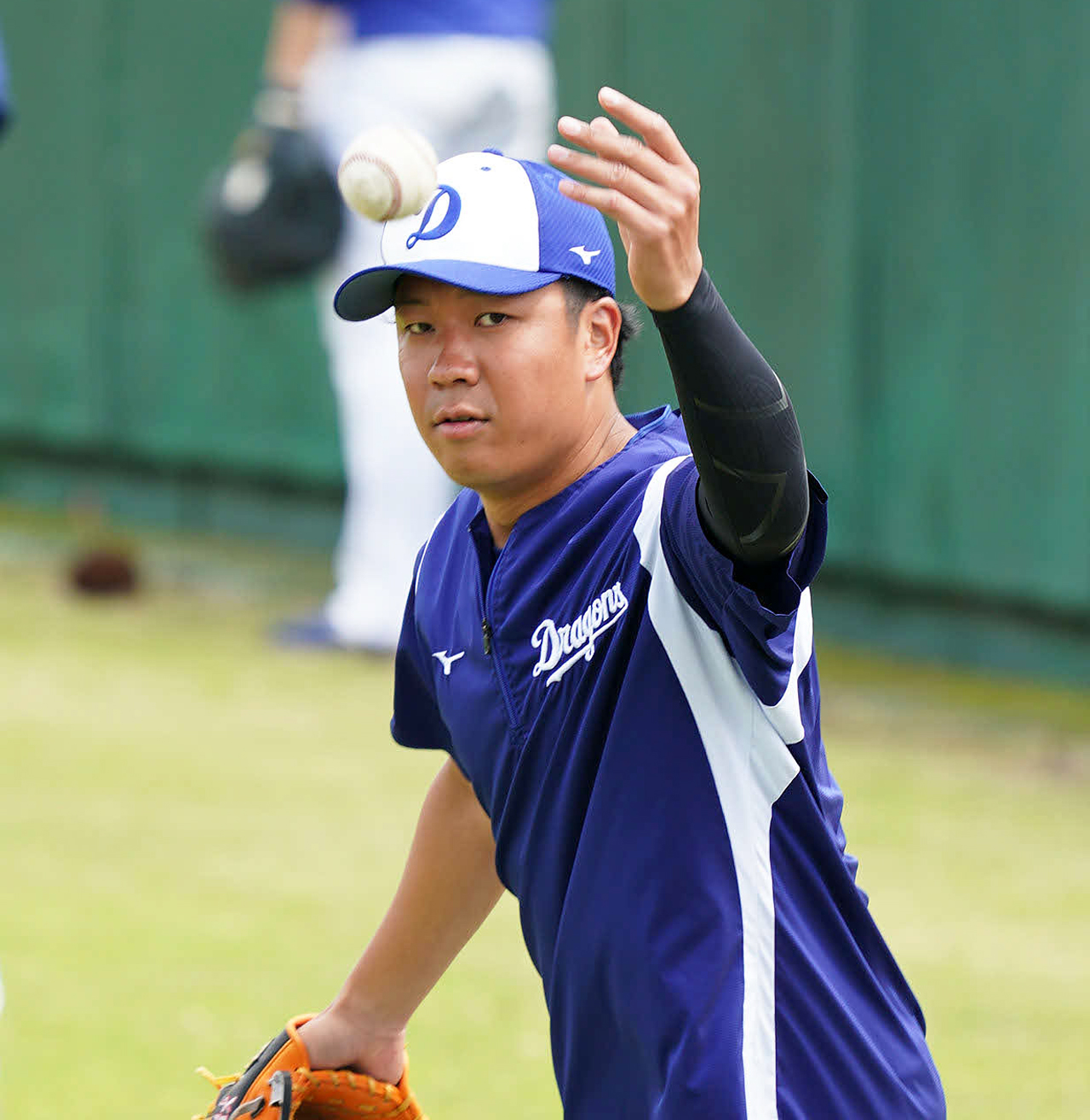 ノックを受け送球する大野雄大（撮影・森本幸一）