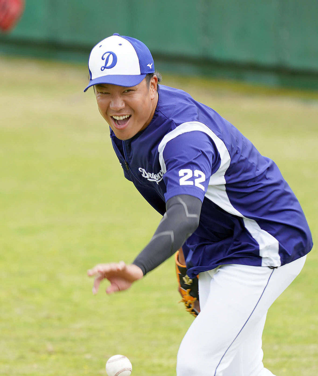 ノックを受け声を出しながら送球する大野雄大（撮影・森本幸一）