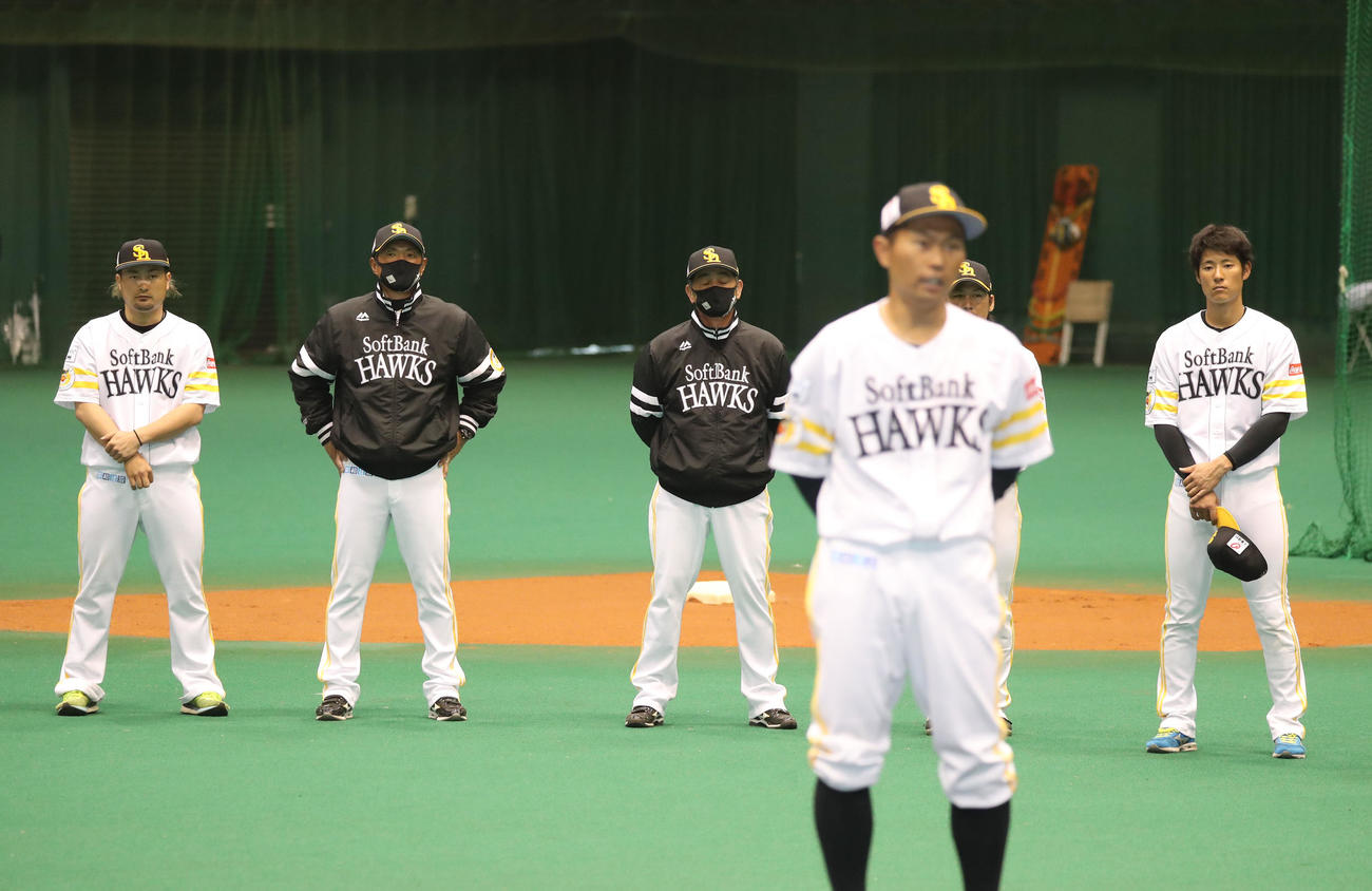 一本締めの前、ナインの前であいさつをする中村晃選手会長を後方から見守る工藤公康監督（撮影・現場代表）