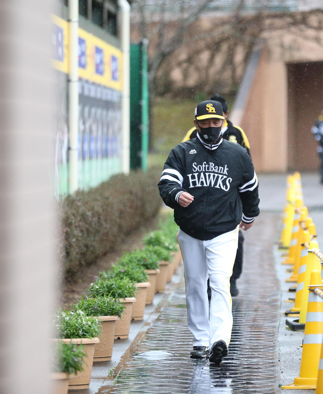 降雨のため、室内練習場に向かう工藤監督（撮影・梅根麻紀）