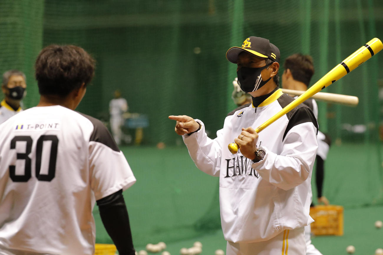 佐藤直に打撃指導をする小久保ヘッドコーチ（代表撮影）