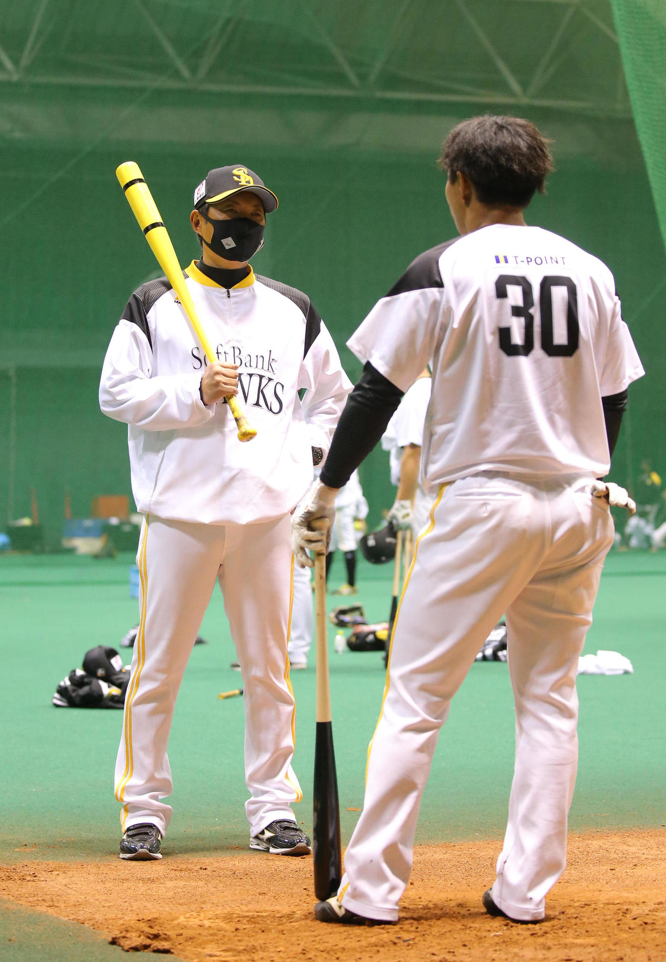 佐藤直（右）に打撃指導をする小久保ヘッドコーチ（代表撮影）